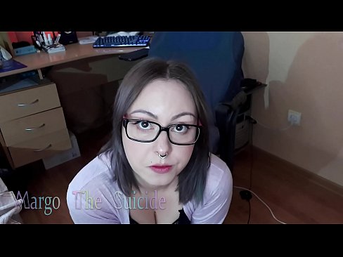 ❤️ Kynþokkafull stelpa með gleraugu sýgur dildó djúpt á myndavélinni ️ Rússneskt klám hjá okkur is.fuckmymac.ru ❌️❤